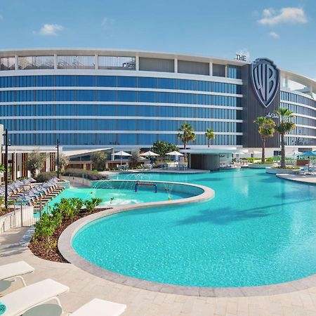 The Wb Abu Dhabi, Curio Collection By Hilton Hotel Exterior photo The hotel's pool