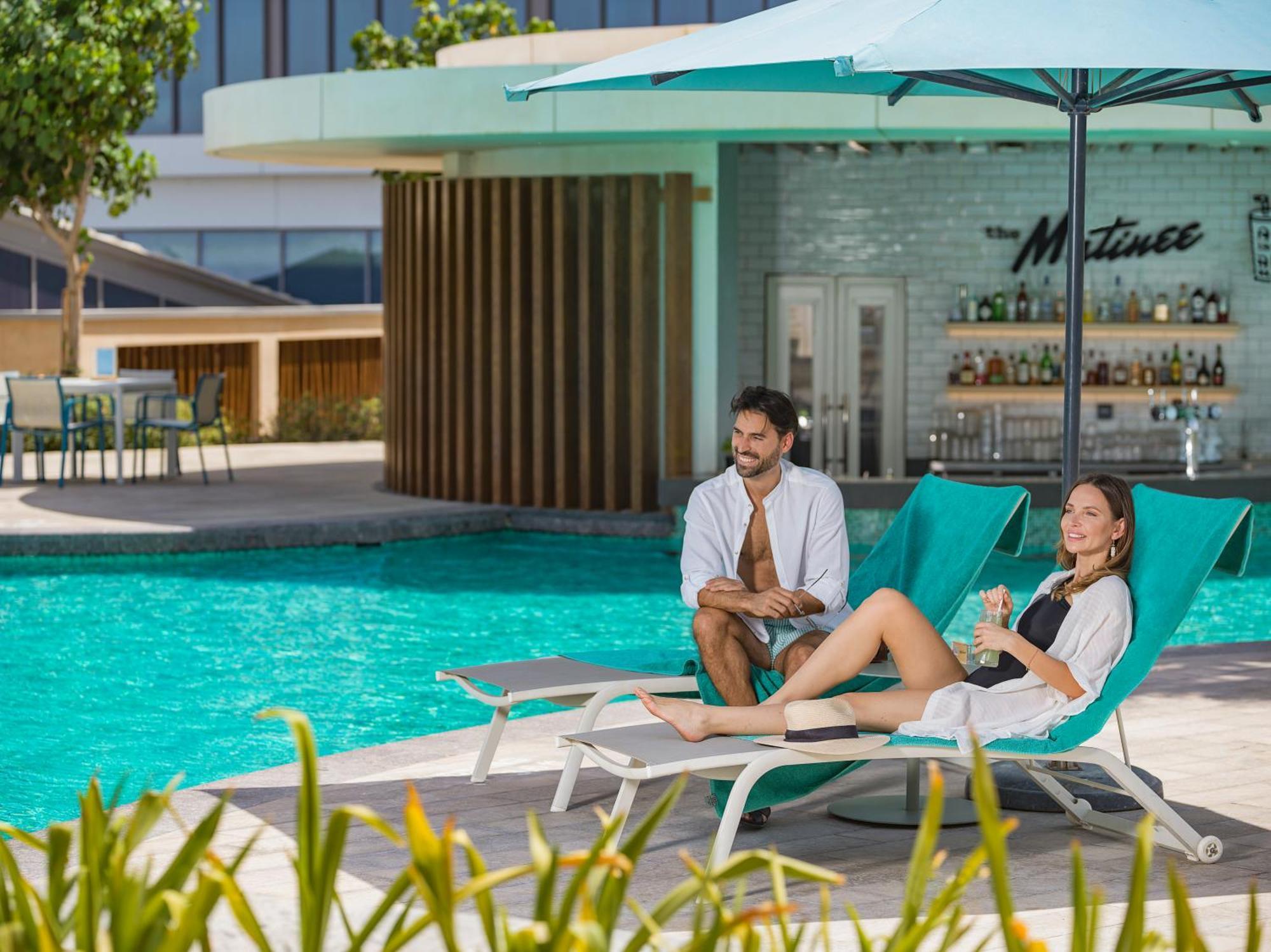The Wb Abu Dhabi, Curio Collection By Hilton Hotel Exterior photo The Met pool bar