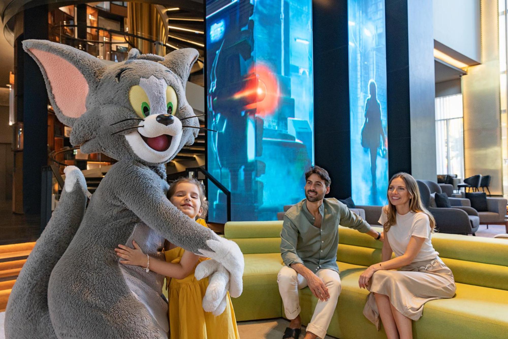 The Wb Abu Dhabi, Curio Collection By Hilton Hotel Exterior photo Tom and Jerry at the resort
