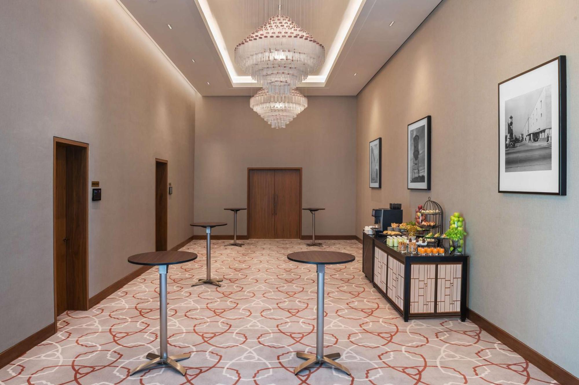The Wb Abu Dhabi, Curio Collection By Hilton Hotel Exterior photo A typical hotel lobby