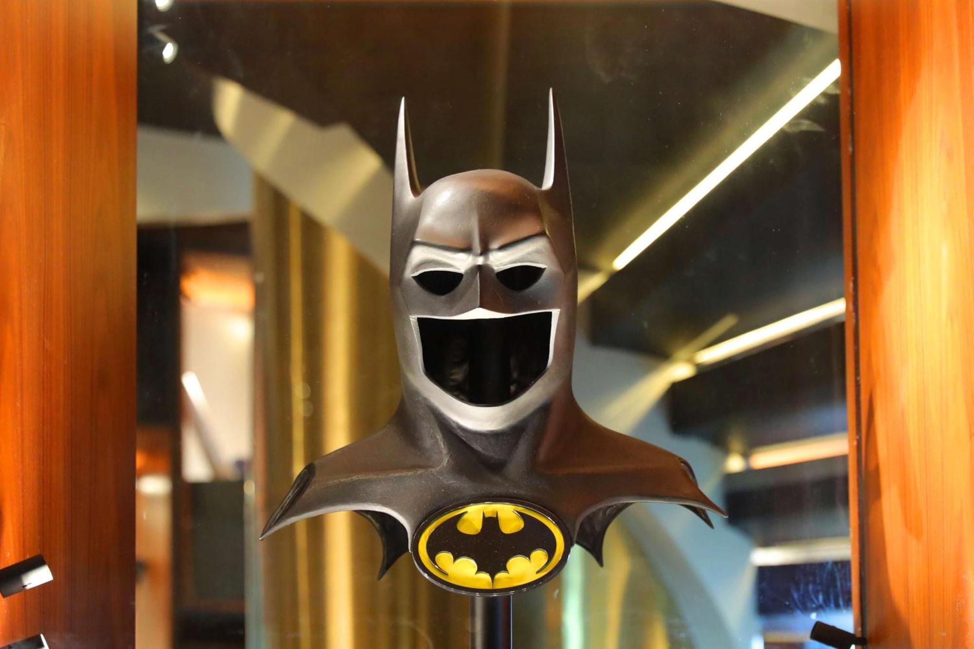 The Wb Abu Dhabi, Curio Collection By Hilton Hotel Exterior photo The Bat-Signal